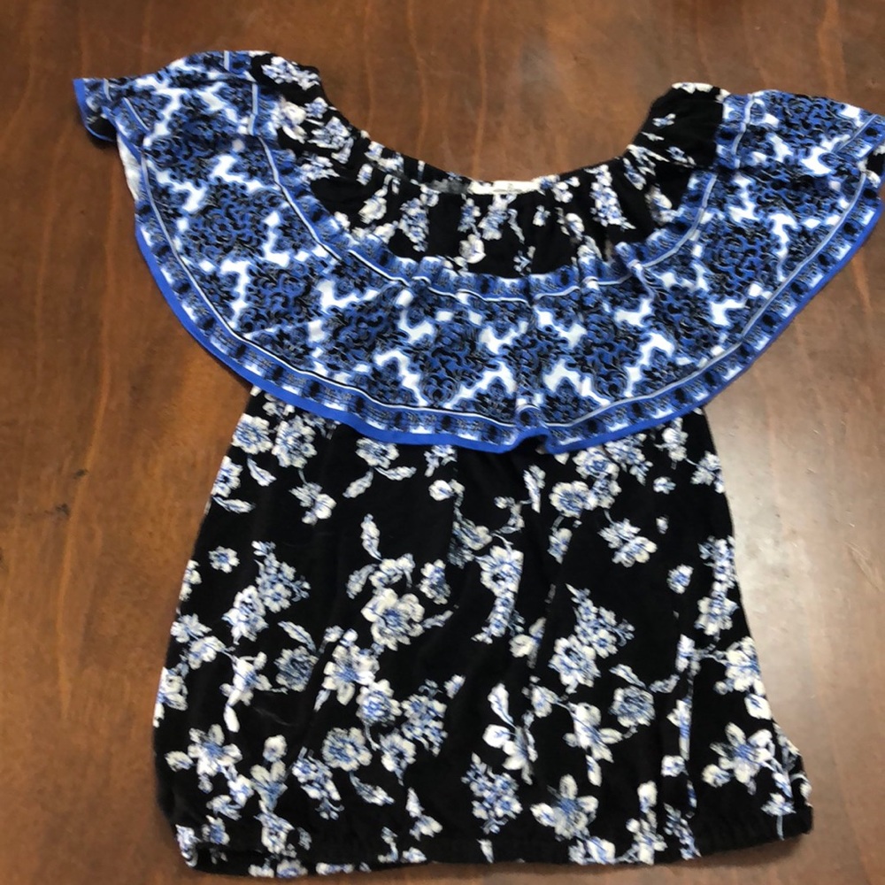 Sleeveless shirt w/ shoulder overlay